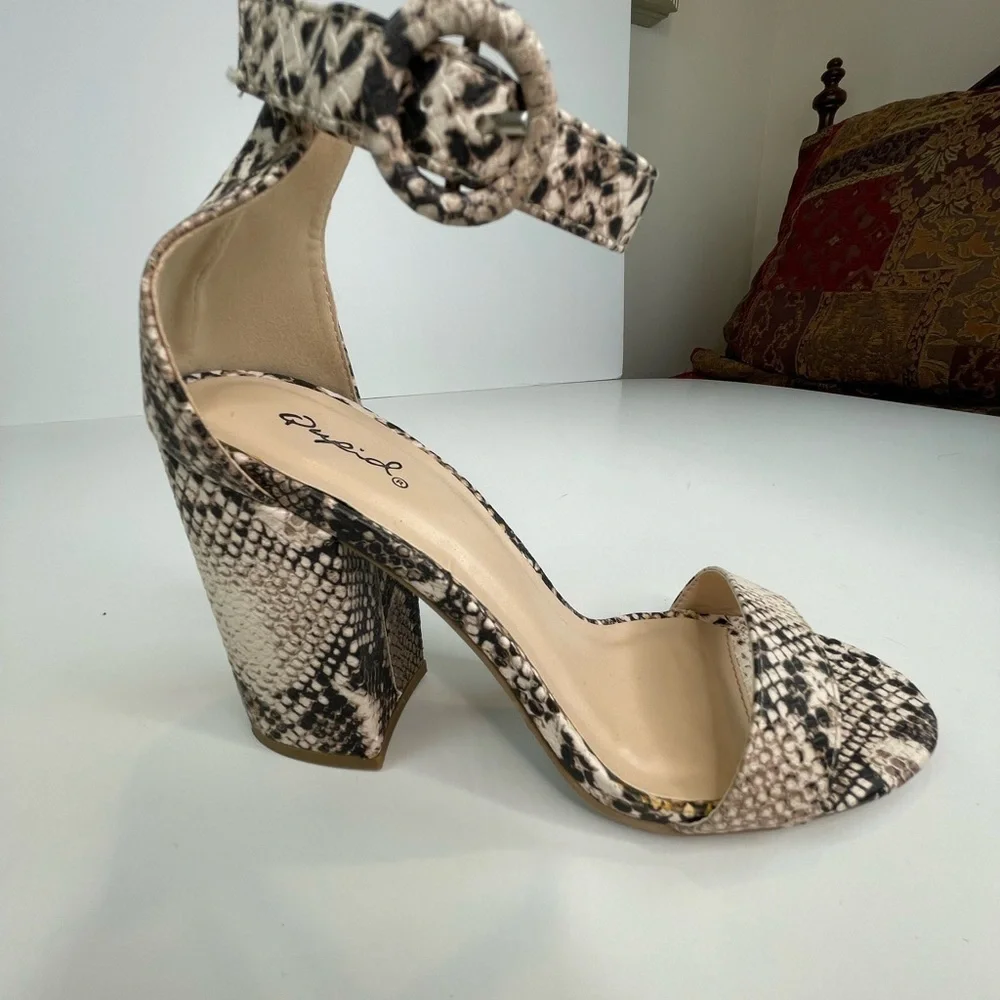 Qupid Stone Snake Ankle Strap Block Heels Sz 7